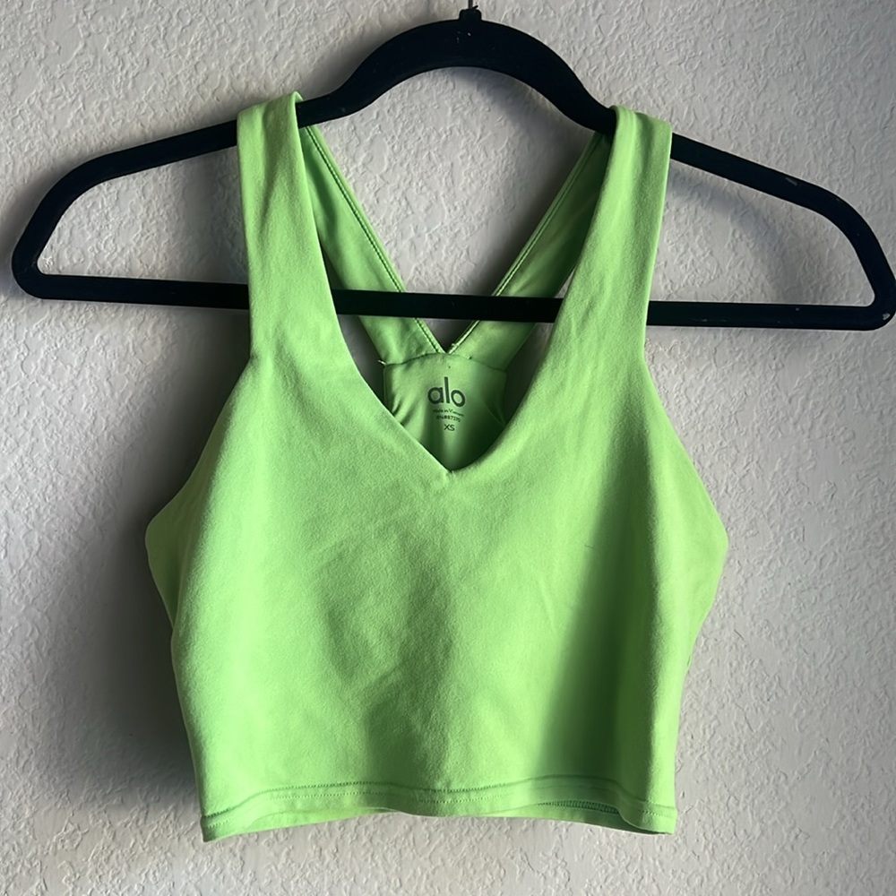 📸 Alo Yoga Airbrush Real Bra, XS, *Green Apple | EUC Retail $78